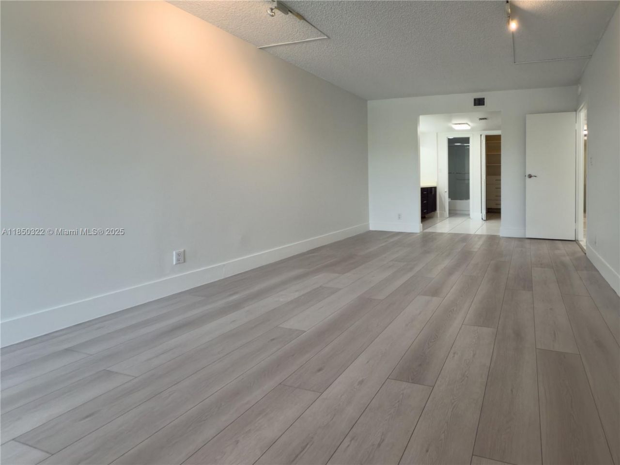 100 Bayview Dr, Unit 224, Sunny Isles Beach, FL 33160 Photo