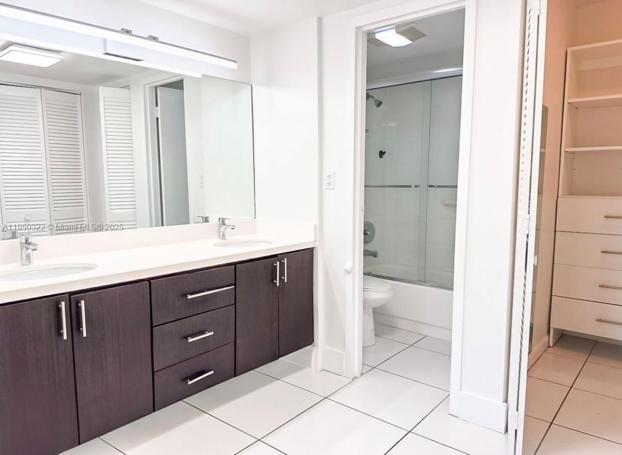 100 Bayview Dr, Unit 224, Sunny Isles Beach, FL 33160 Photo