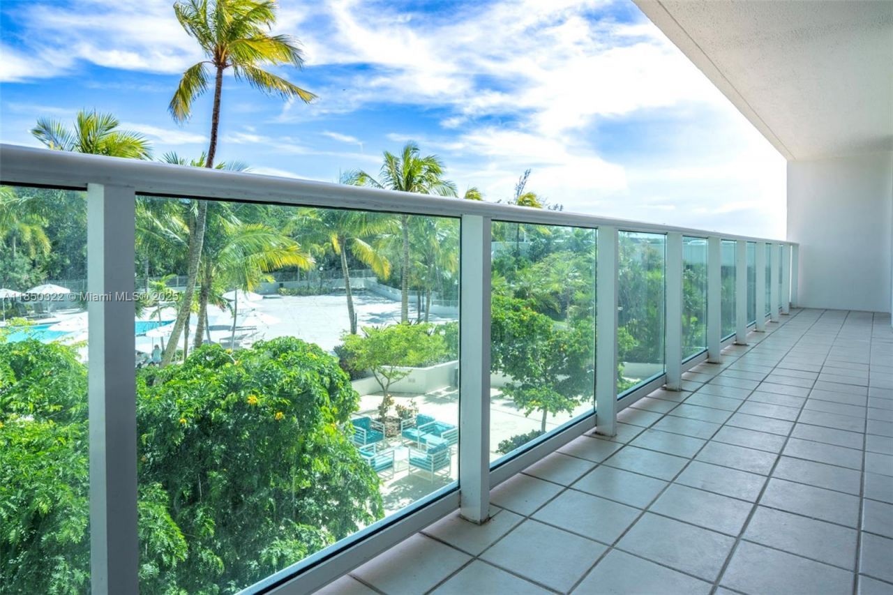 100 Bayview Dr, Unit 224, Sunny Isles Beach, FL 33160 Photo