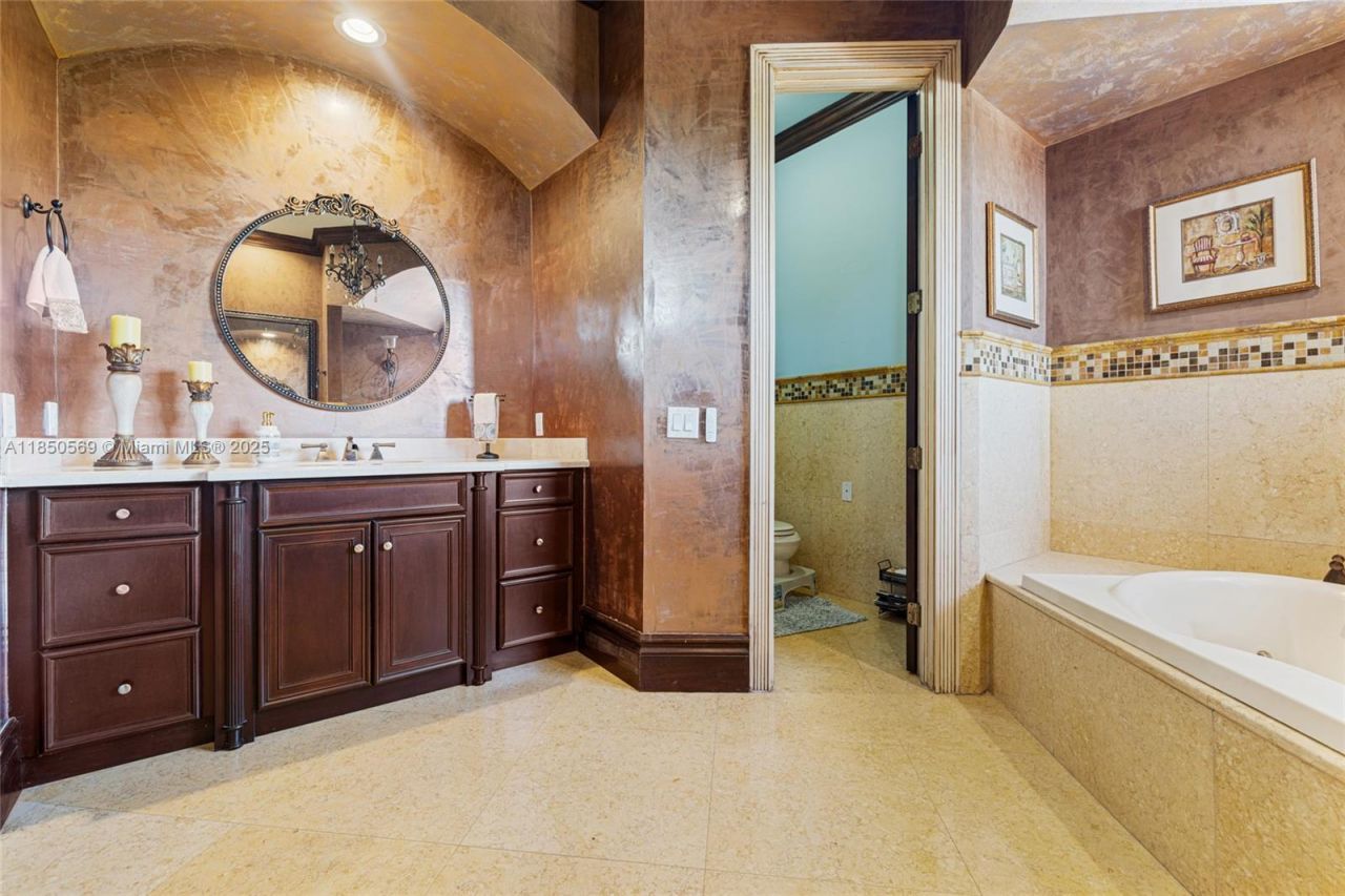 9861 NW 135th St, Hialeah Gardens, FL 33018 Photo