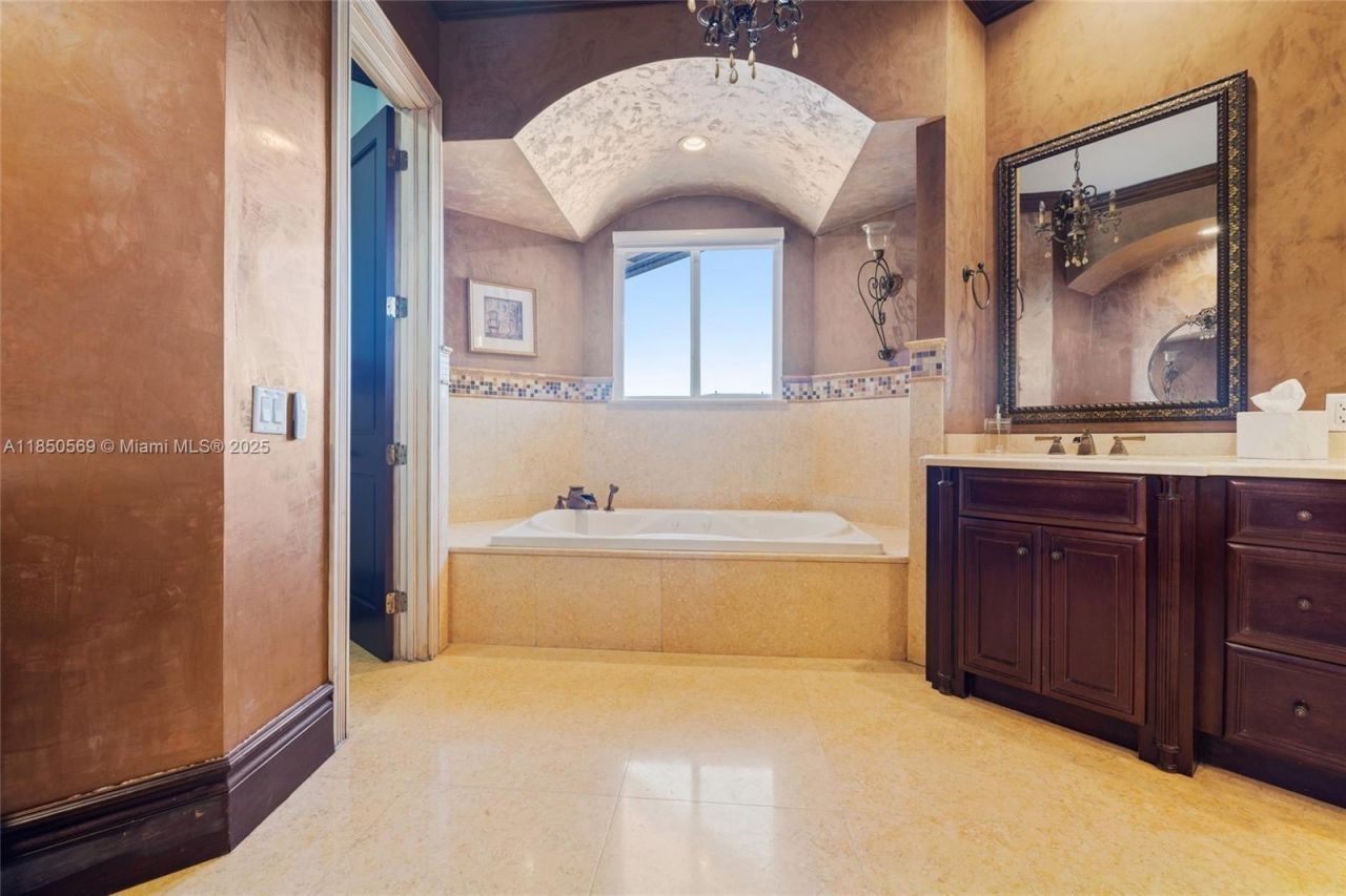 9861 NW 135th St, Hialeah Gardens, FL 33018 Photo