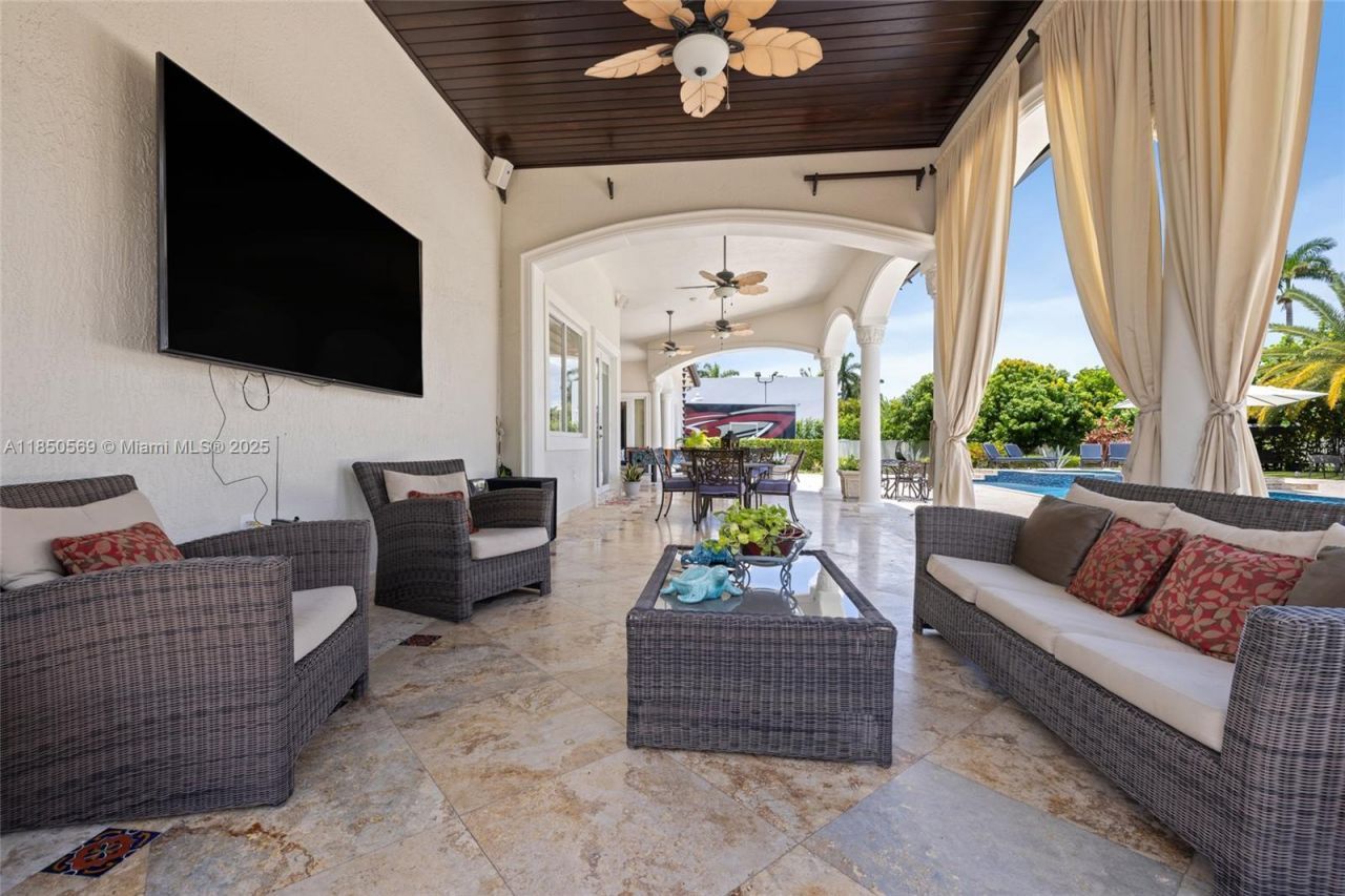 9861 NW 135th St, Hialeah Gardens, FL 33018 Photo