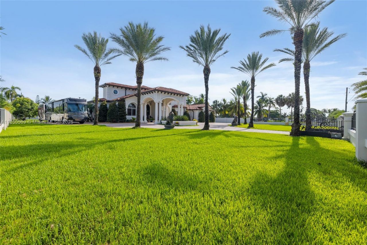 9861 NW 135th St, Hialeah Gardens, FL 33018 Photo