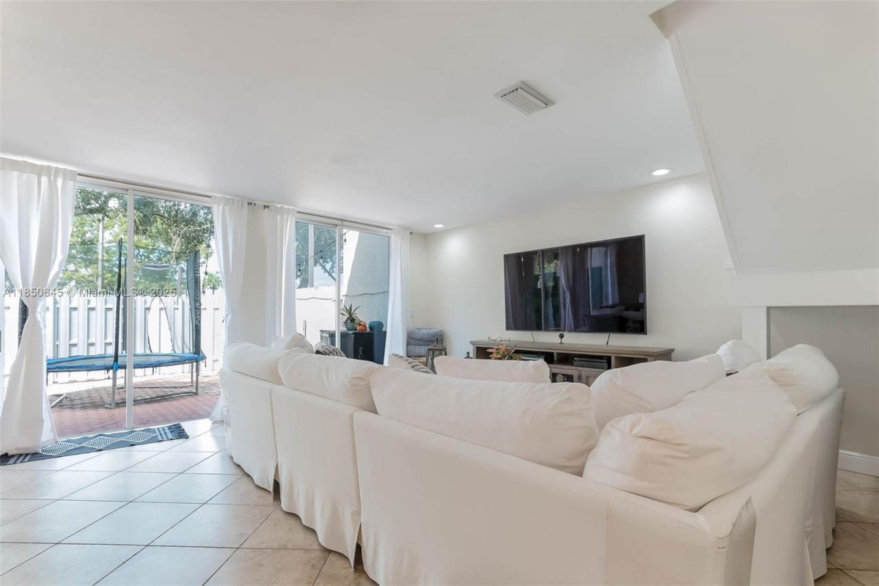 5224 NW 103rd Ave, Doral, FL 33178 Photo