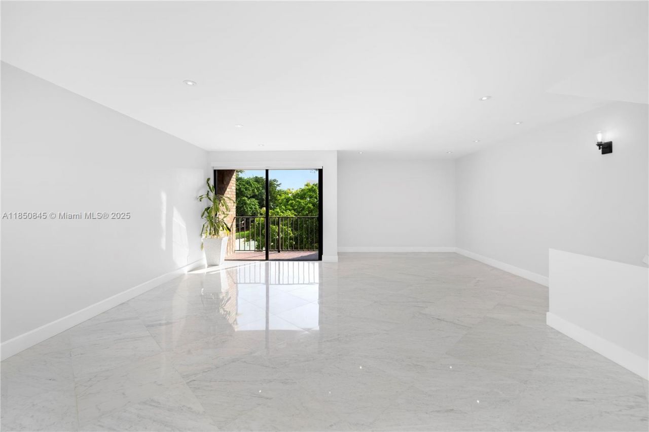 1558 NE Quayside Ter, Unit D10, Miami, FL 33138 Photo