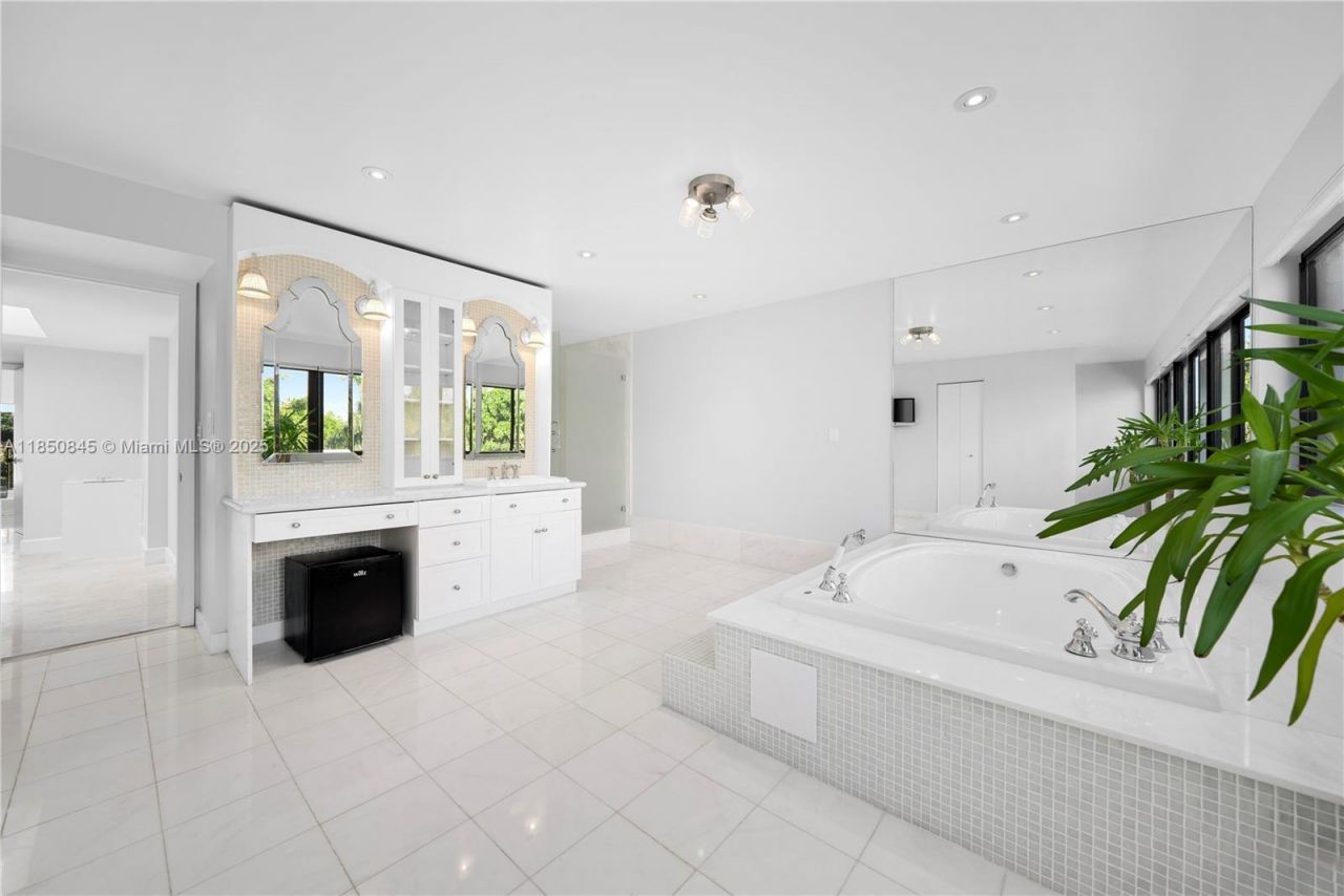 1558 NE Quayside Ter, Unit D10, Miami, FL 33138 Photo