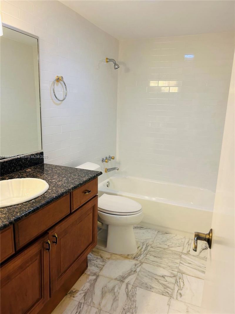 5825 Collins Ave, Unit 10H, Miami Beach, FL 33140 Photo