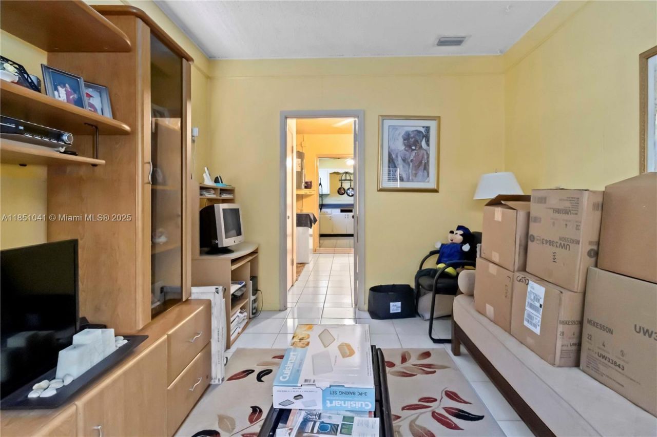 1545 NE 158th St, North Miami Beach, FL 33162 Photo