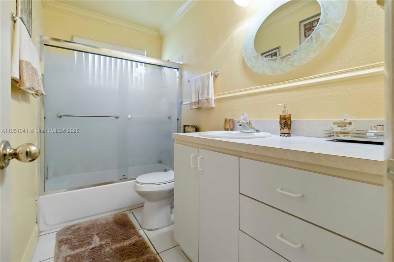 1545 NE 158th St, North Miami Beach, FL 33162 Photo