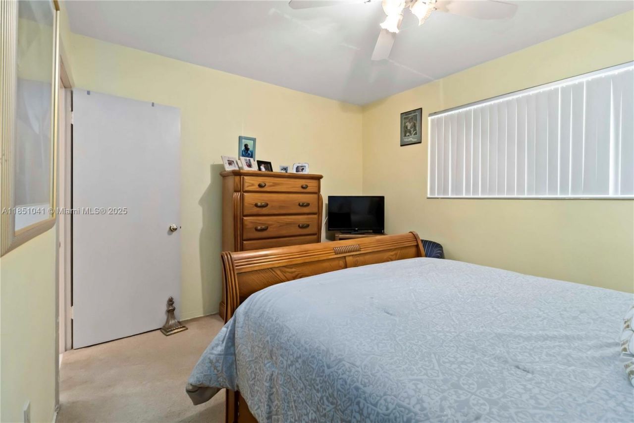 1545 NE 158th St, North Miami Beach, FL 33162 Photo