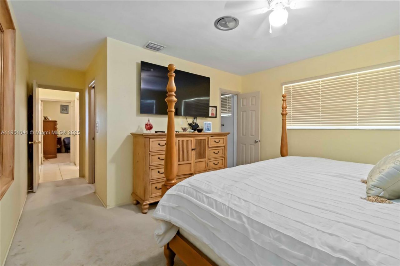 1545 NE 158th St, North Miami Beach, FL 33162 Photo