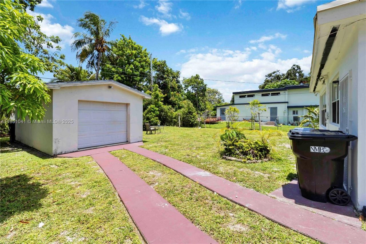 1545 NE 158th St, North Miami Beach, FL 33162 Photo