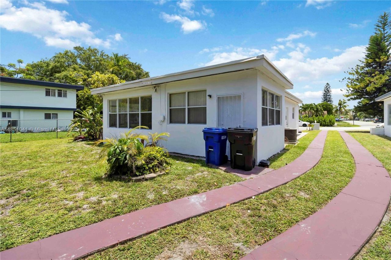 1545 NE 158th St, North Miami Beach, FL 33162 Photo