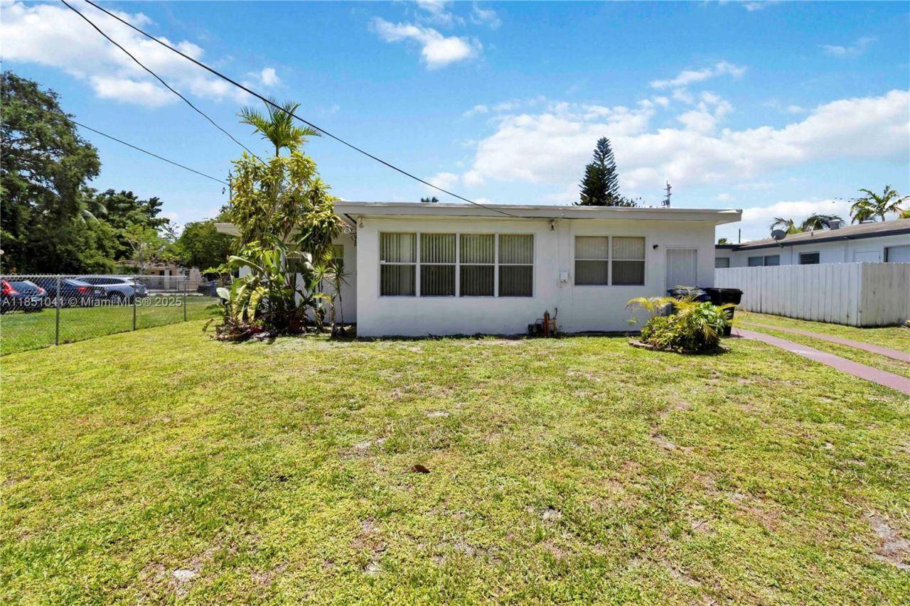 1545 NE 158th St, North Miami Beach, FL 33162 Photo