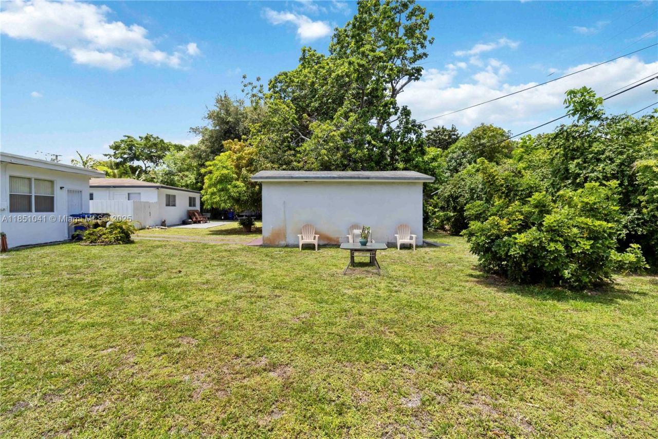 1545 NE 158th St, North Miami Beach, FL 33162 Photo