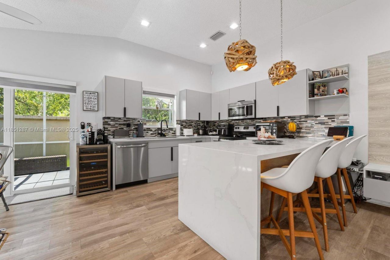 18266 NW 6th St, Pembroke Pines, FL 33029 Photo