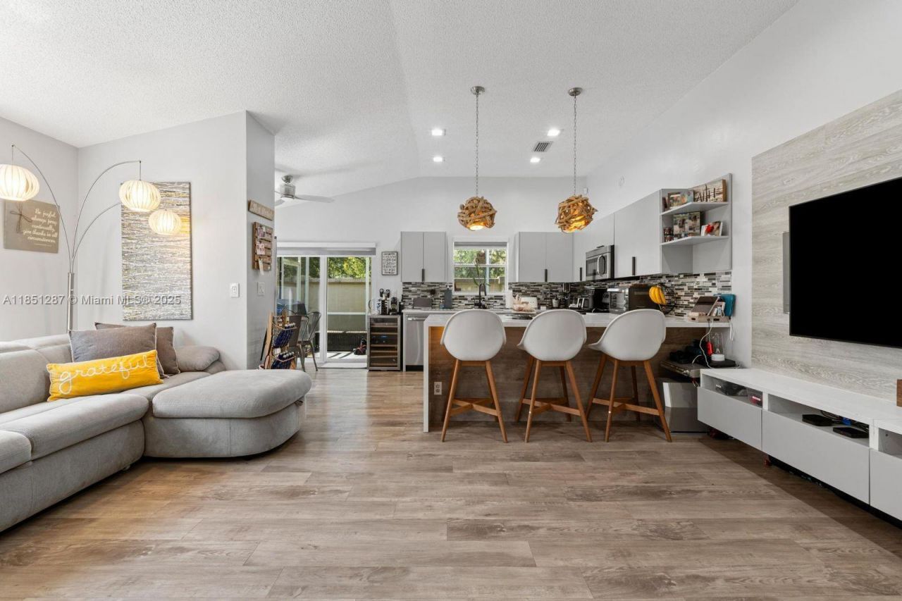 18266 NW 6th St, Pembroke Pines, FL 33029 Photo