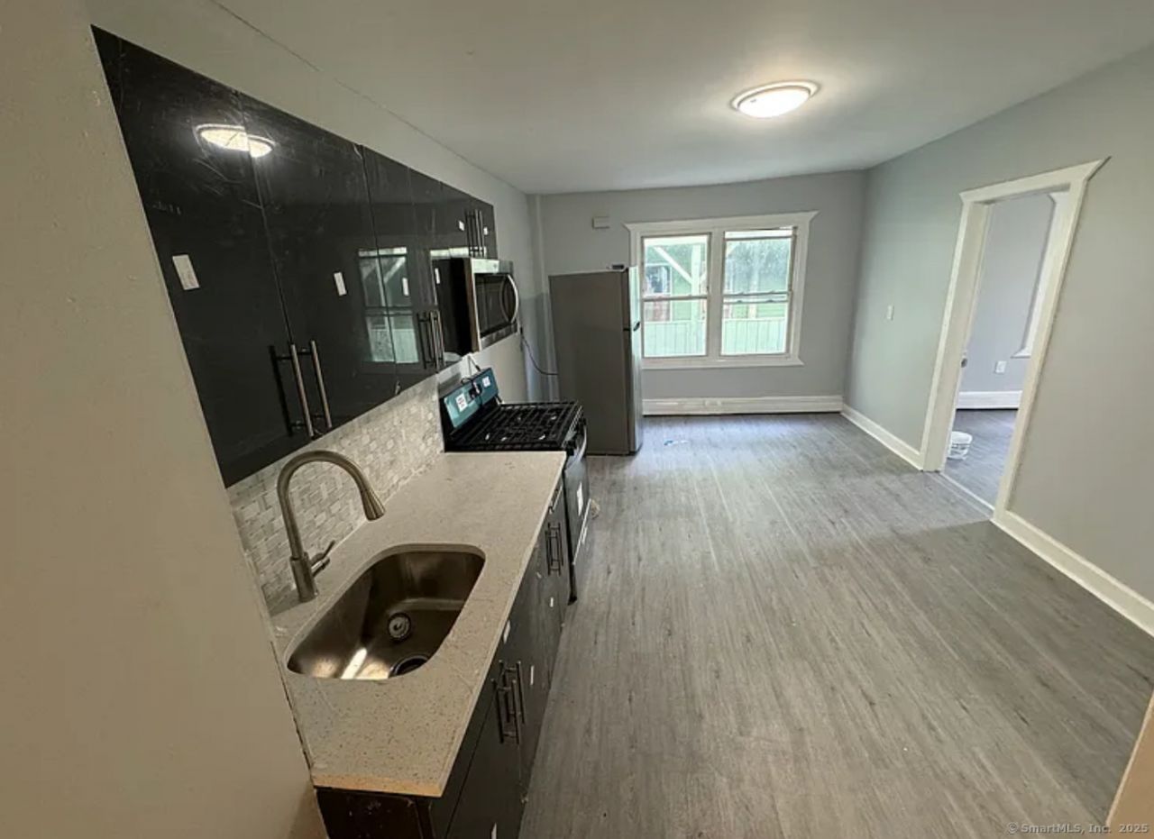 85 Caroline, Unit 1R, Bridgeport, CT 06608 Main Photo