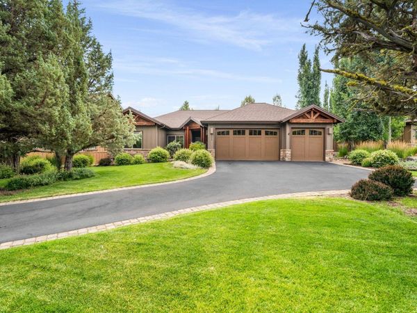 205 Vista Rim Drive, Redmond, OR 97756