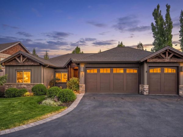 205 Vista Rim Drive, Redmond, OR 97756