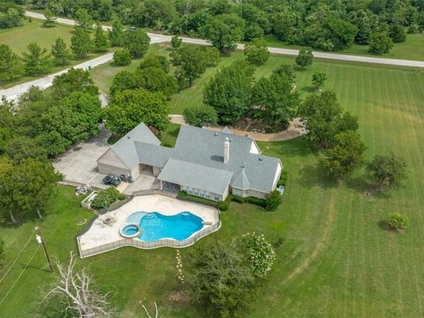 500 Navajo Court, Runaway Bay, TX 76426