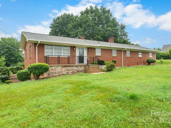 2761 Highland Avenue NE, Hickory, NC 28601