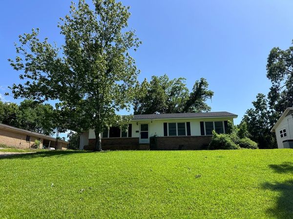 3607 Peachtree Dr, Natchez, MS 39120