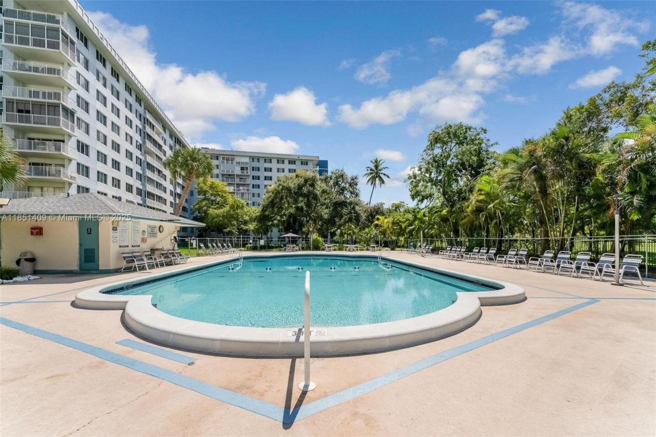 4330 Hillcrest Dr, Unit 516, Hollywood, FL 33021 Photo