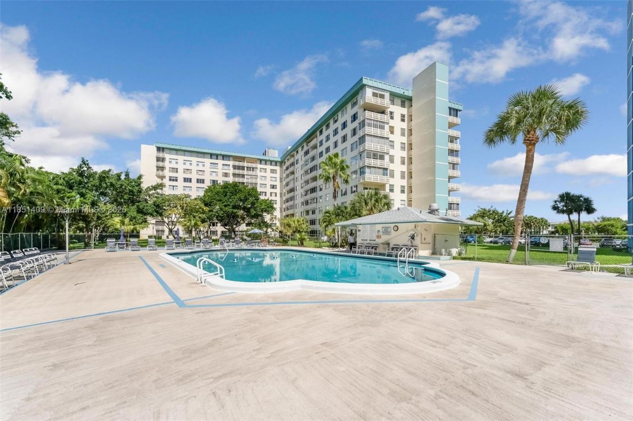 4330 Hillcrest Dr, Unit 516, Hollywood, FL 33021 Photo