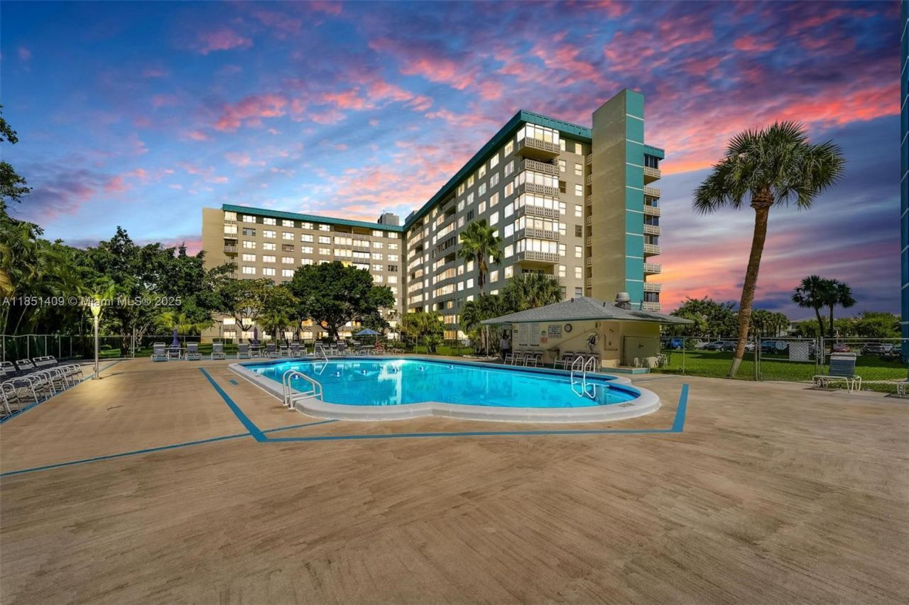 4330 Hillcrest Dr, Unit 516, Hollywood, FL 33021 Photo