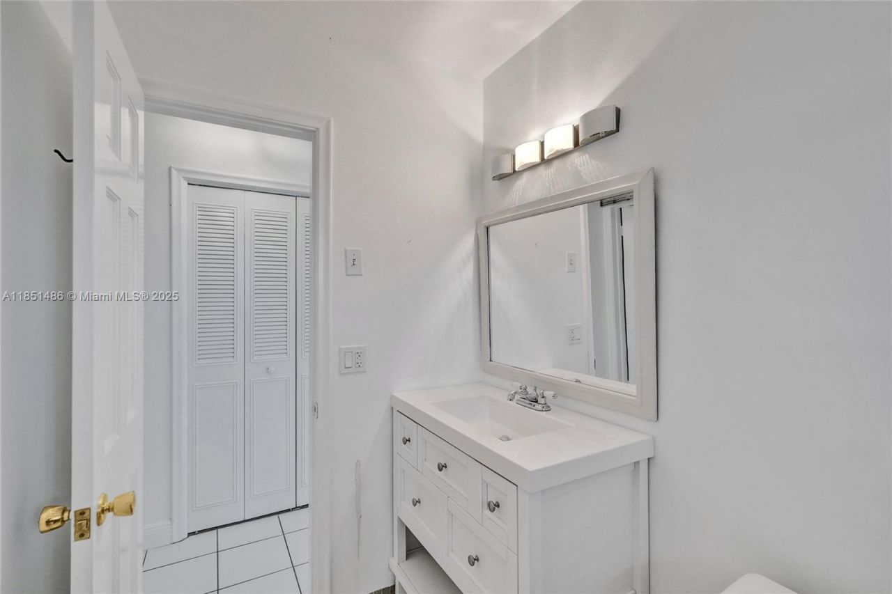 7200 E Tropical Way, Plantation, FL 33317 Photo