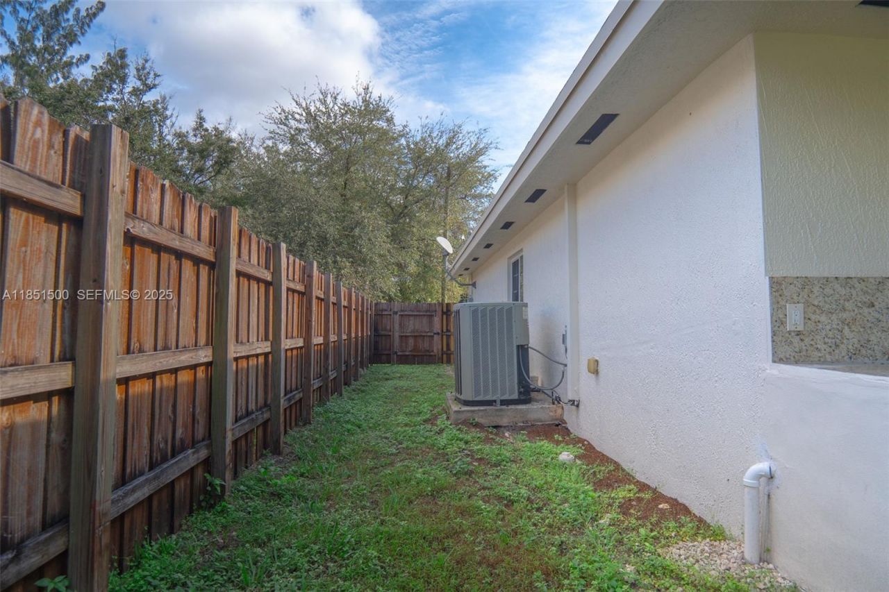 15650 NW 39th Ct, Unit 15650, Miami Gardens, FL 33054 Photo