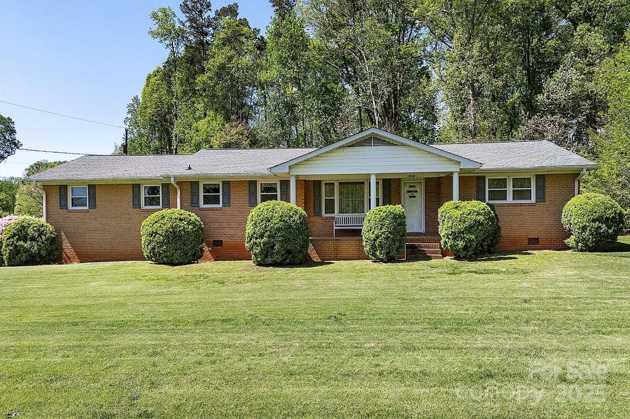 2218 Woodcrest Drive, Kannapolis, NC 28081 Main Photo