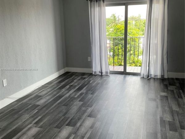 3075 NW 7th St, Unit 302, Miami, FL 33125