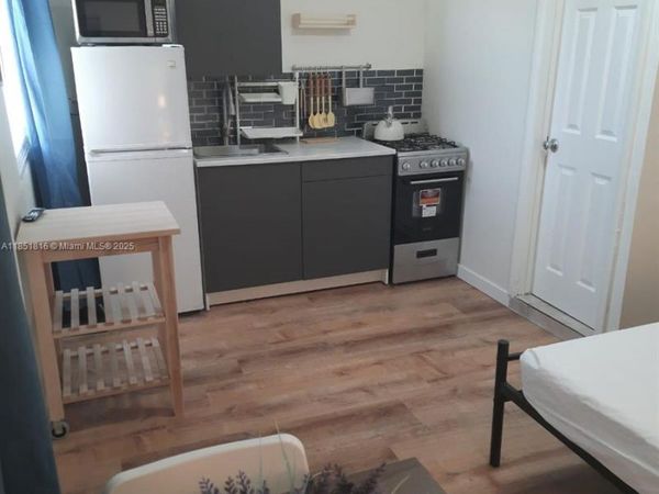 709 NE 2nd Ct, Unit 2, Hallandale Beach, FL 33009