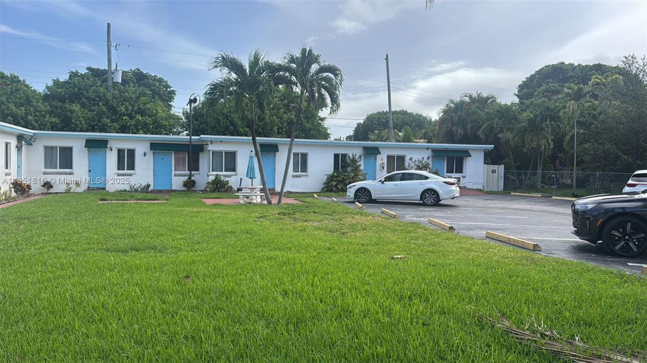 709 NE 2nd Ct, Unit 2, Hallandale Beach, FL 33009 Photo