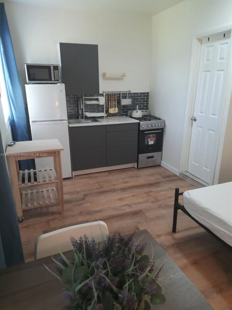 709 NE 2nd Ct, Unit 2, Hallandale Beach, FL 33009 Photo