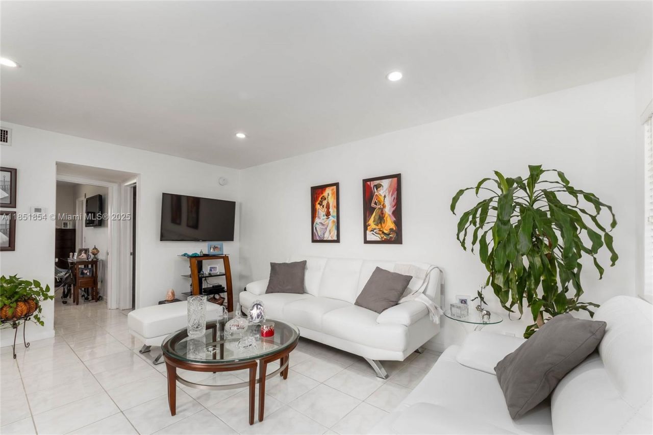 581 Blue Heron Dr, Unit 301-B, Hallandale Beach, FL 33009 Photo