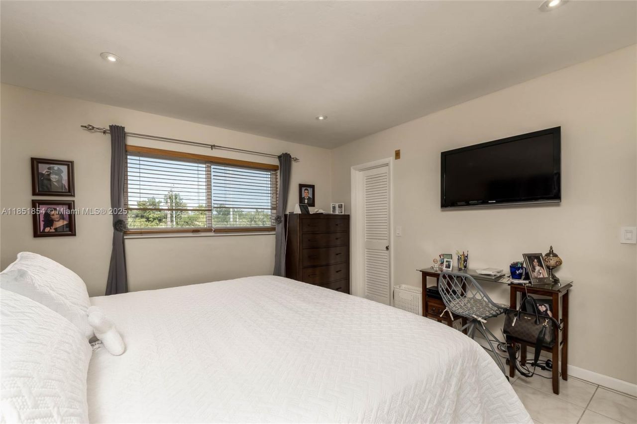 581 Blue Heron Dr, Unit 301-B, Hallandale Beach, FL 33009 Photo