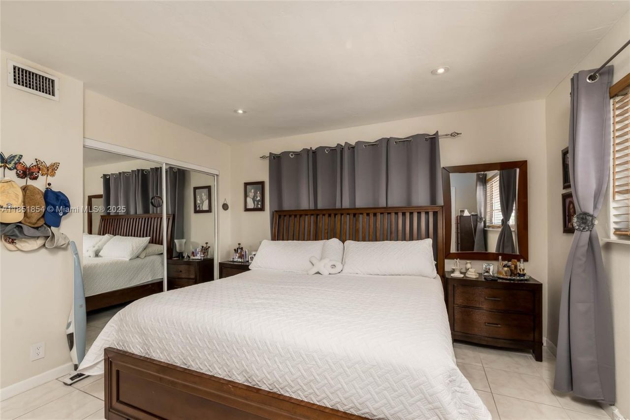 581 Blue Heron Dr, Unit 301-B, Hallandale Beach, FL 33009 Photo