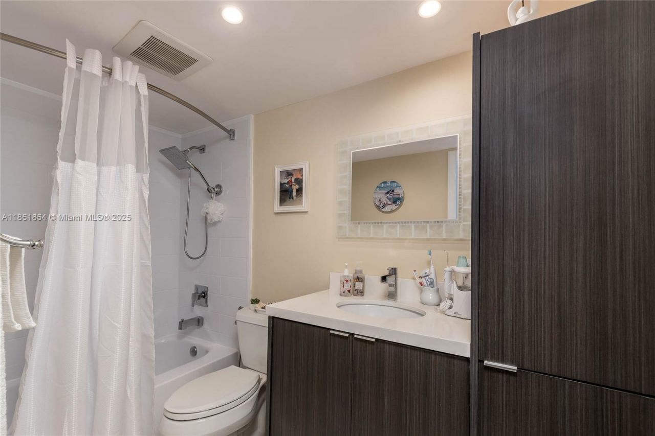 581 Blue Heron Dr, Unit 301-B, Hallandale Beach, FL 33009 Photo