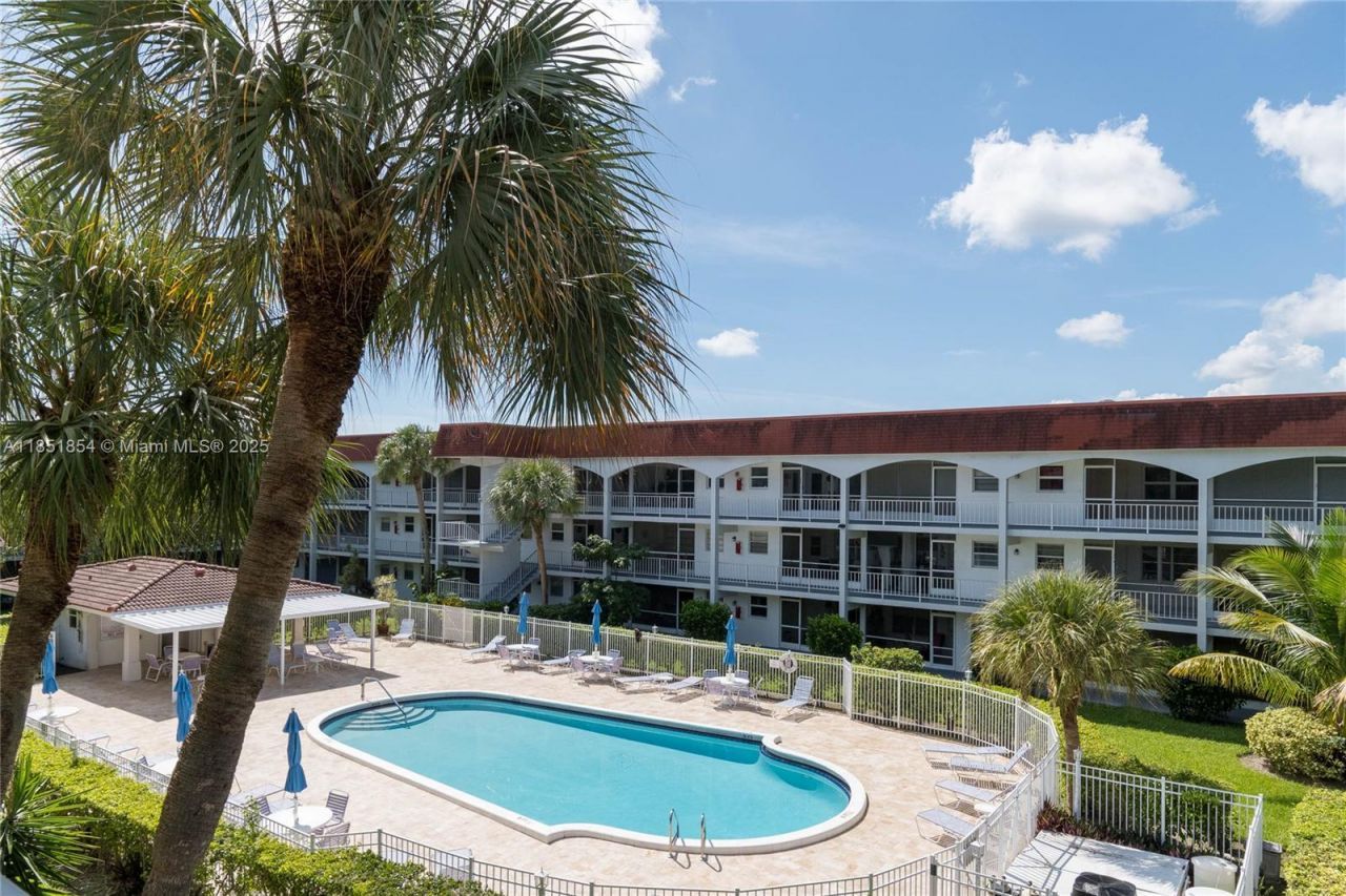 581 Blue Heron Dr, Unit 301-B, Hallandale Beach, FL 33009 Photo