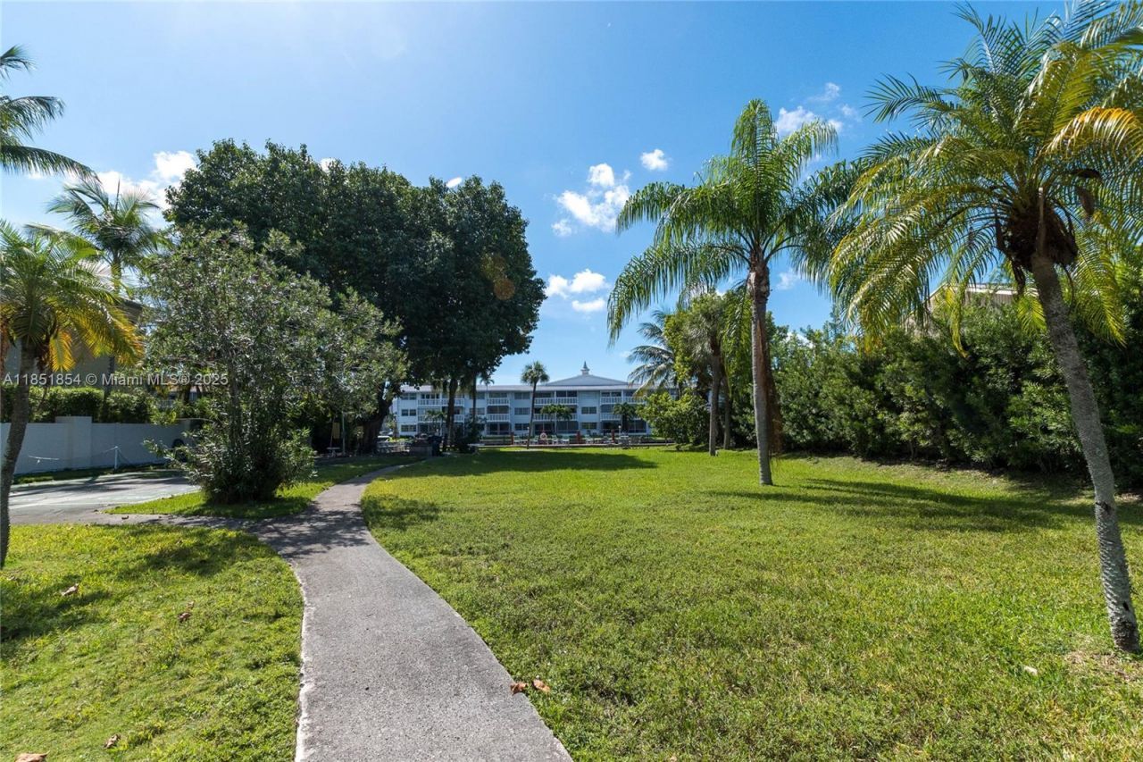 581 Blue Heron Dr, Unit 301-B, Hallandale Beach, FL 33009 Photo