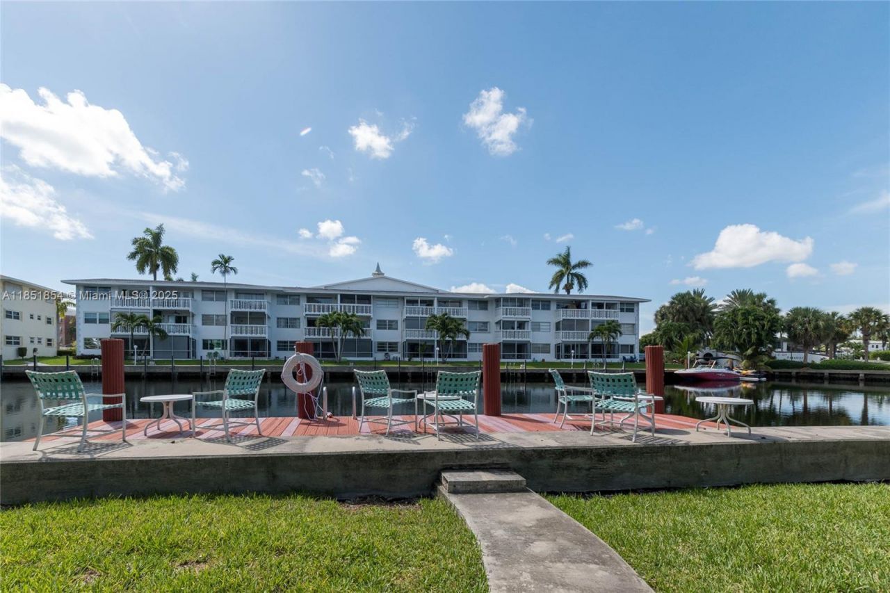 581 Blue Heron Dr, Unit 301-B, Hallandale Beach, FL 33009 Photo