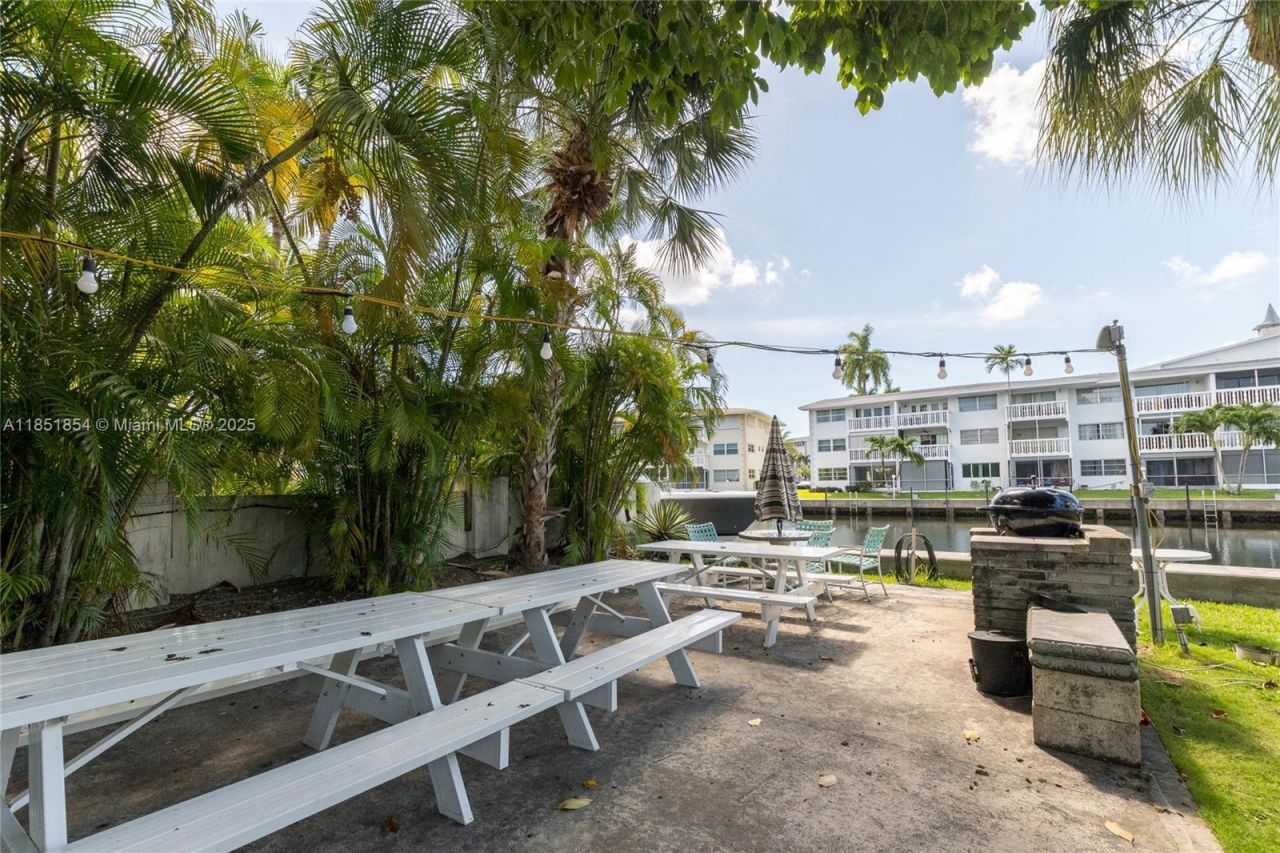 581 Blue Heron Dr, Unit 301-B, Hallandale Beach, FL 33009 Photo