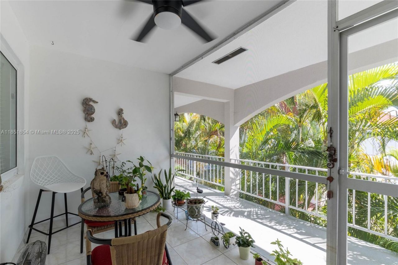 581 Blue Heron Dr, Unit 301-B, Hallandale Beach, FL 33009 Photo