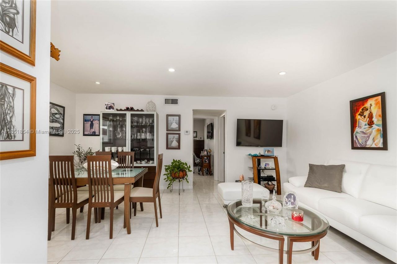 581 Blue Heron Dr, Unit 301-B, Hallandale Beach, FL 33009 Photo