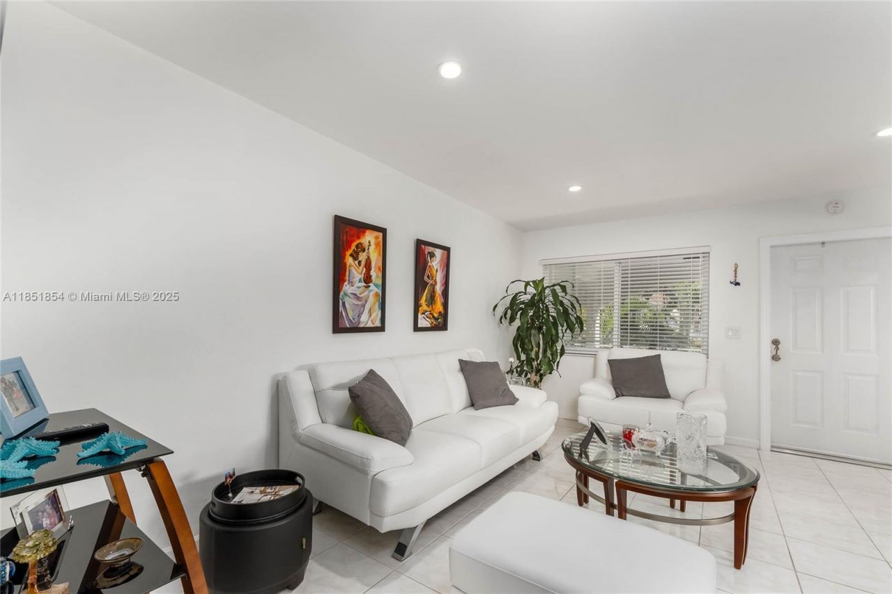 581 Blue Heron Dr, Unit 301-B, Hallandale Beach, FL 33009 Photo