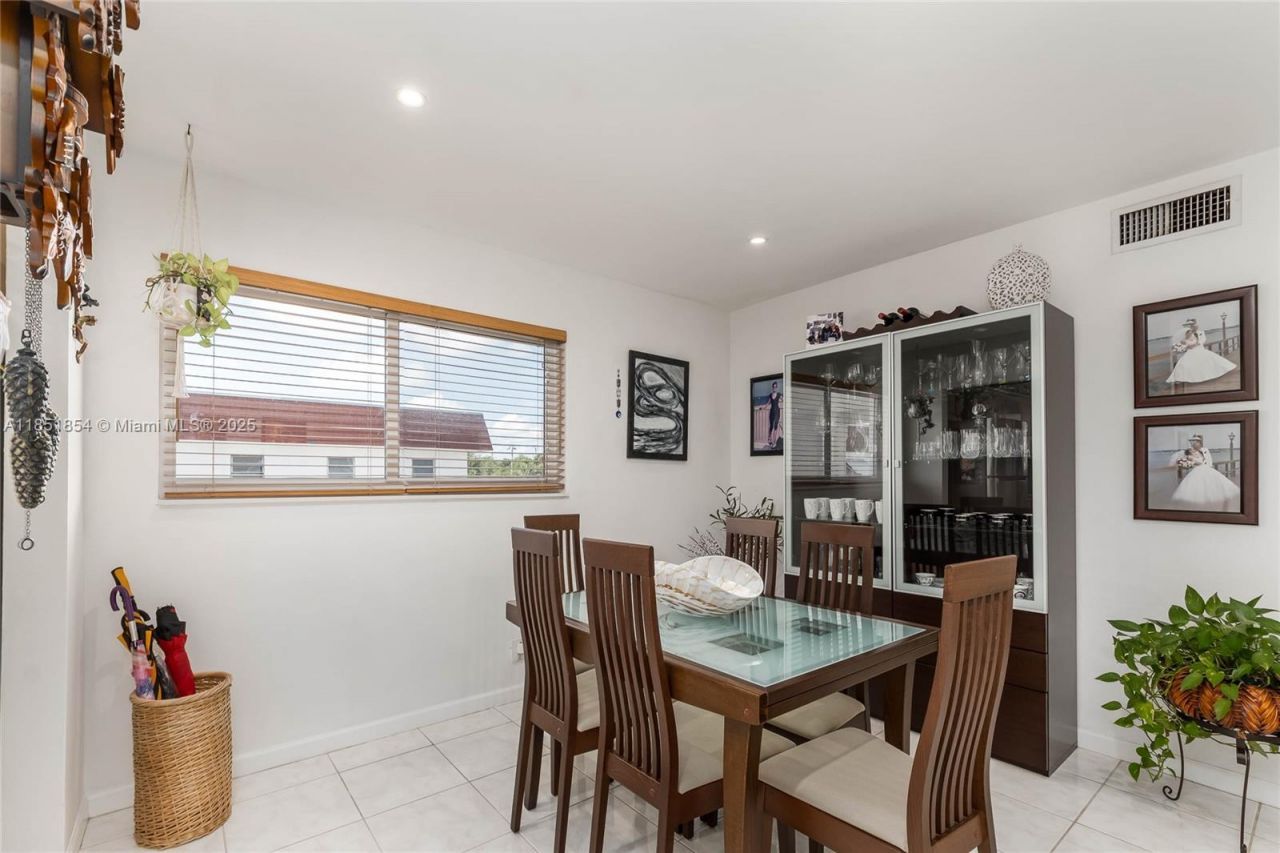 581 Blue Heron Dr, Unit 301-B, Hallandale Beach, FL 33009 Photo