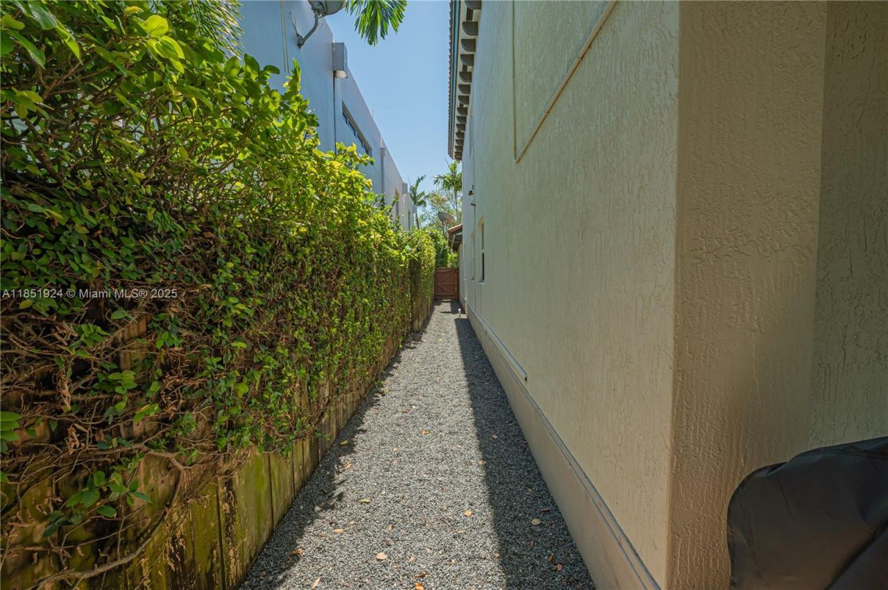 5815 SW 27th St, Miami, FL 33155 Photo